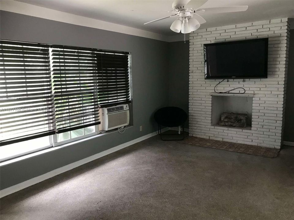 For Rent: $2,100 (2 beds, 1 baths, 939 Square Feet)