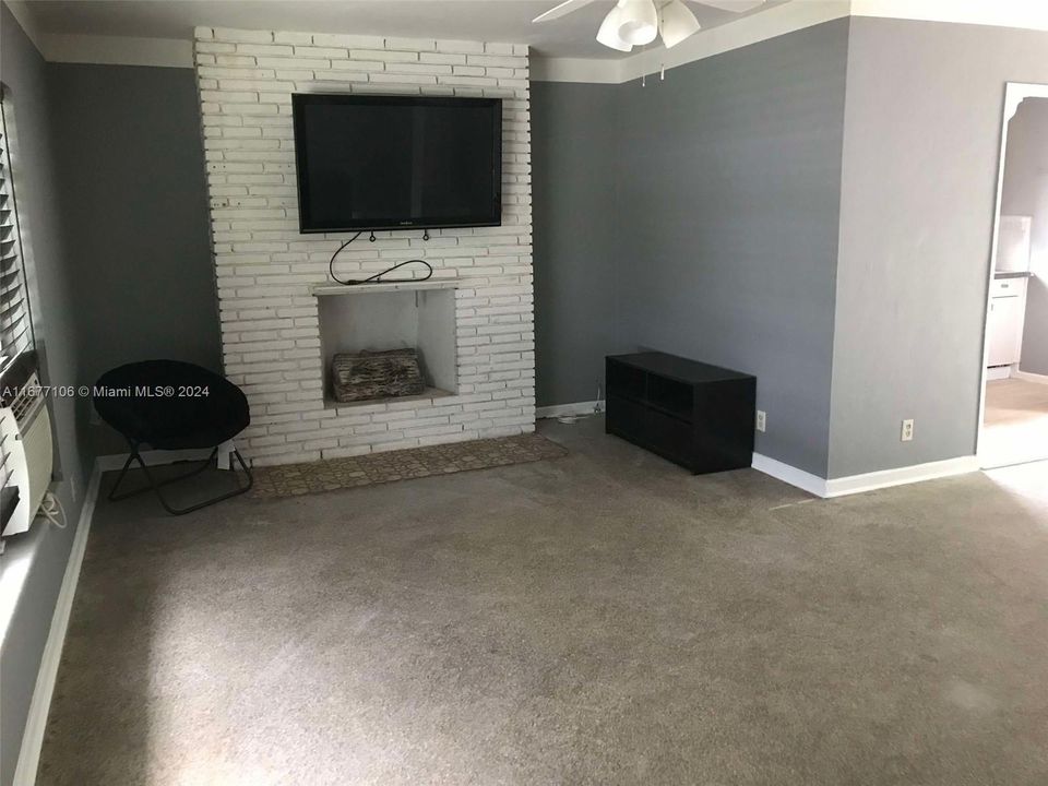 For Rent: $2,100 (2 beds, 1 baths, 939 Square Feet)