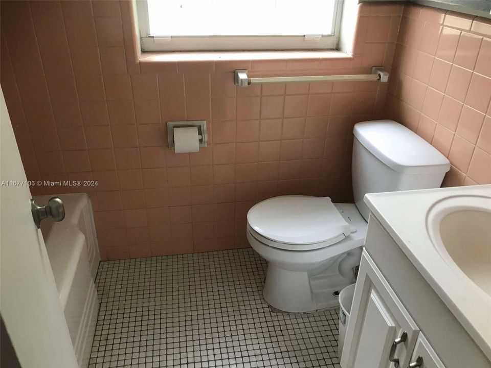 For Rent: $2,100 (2 beds, 1 baths, 939 Square Feet)