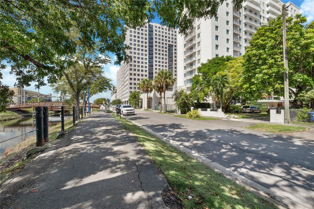 For Sale: $2,000,000 (3 beds, 1 baths, 1725 Square Feet)