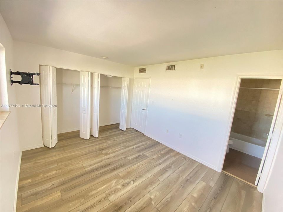 For Sale: $318,000 (2 beds, 2 baths, 805 Square Feet)