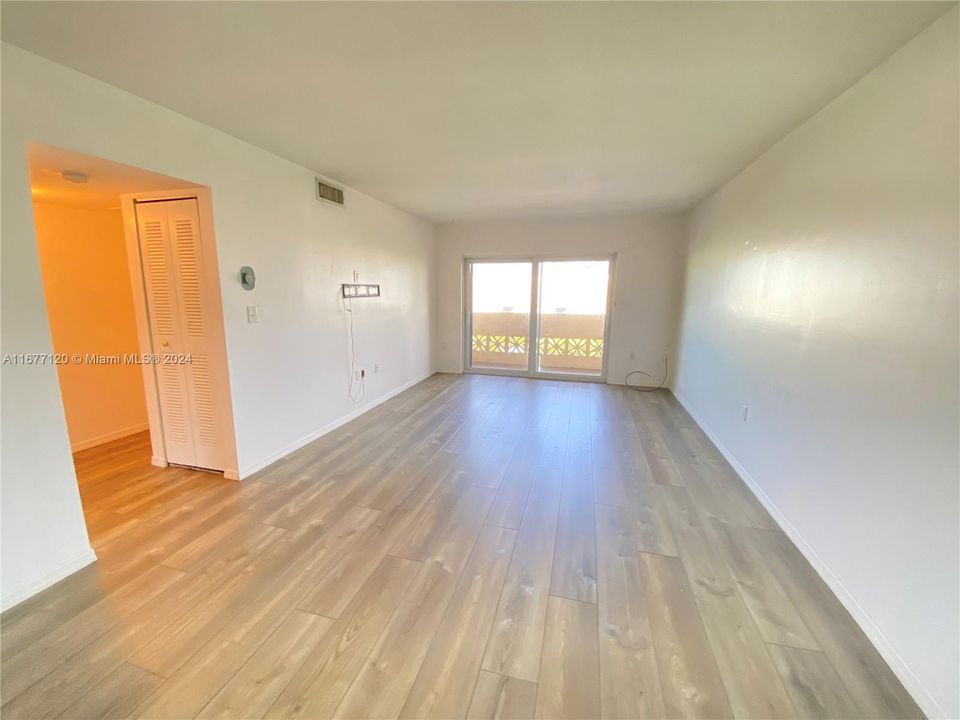 For Sale: $318,000 (2 beds, 2 baths, 805 Square Feet)