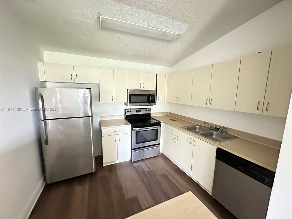 For Rent: $1,800 (1 beds, 1 baths, 659 Square Feet)