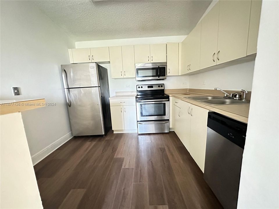 For Rent: $1,800 (1 beds, 1 baths, 659 Square Feet)