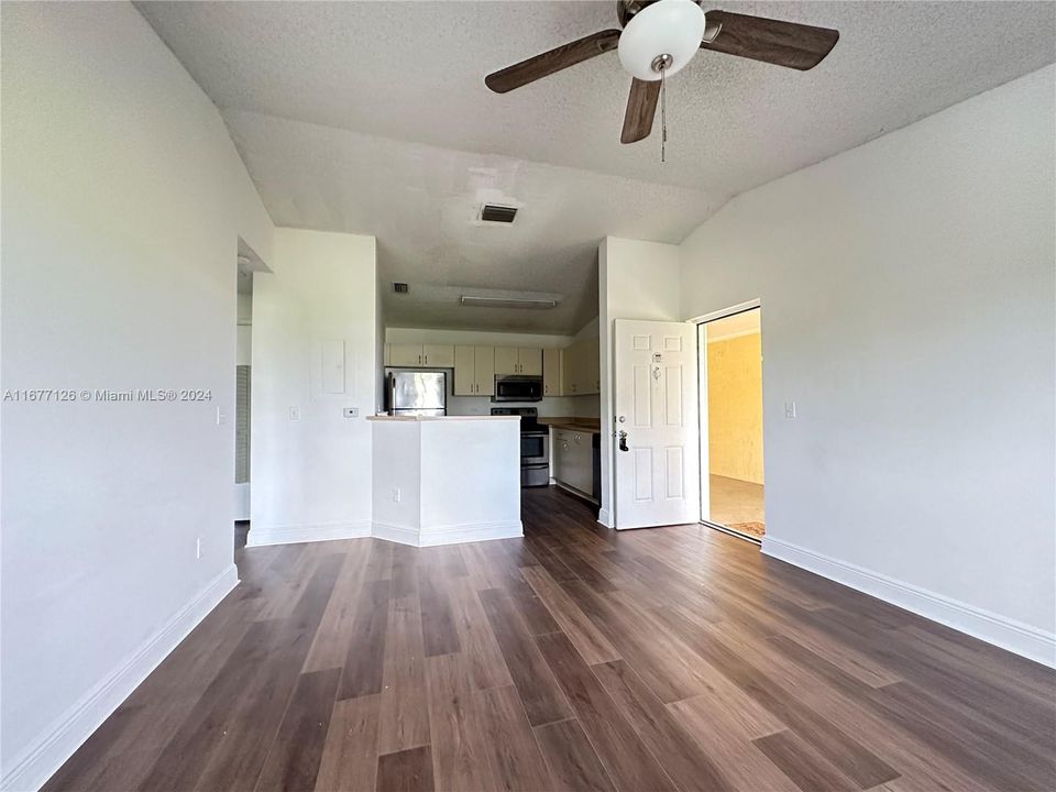 For Rent: $1,800 (1 beds, 1 baths, 659 Square Feet)