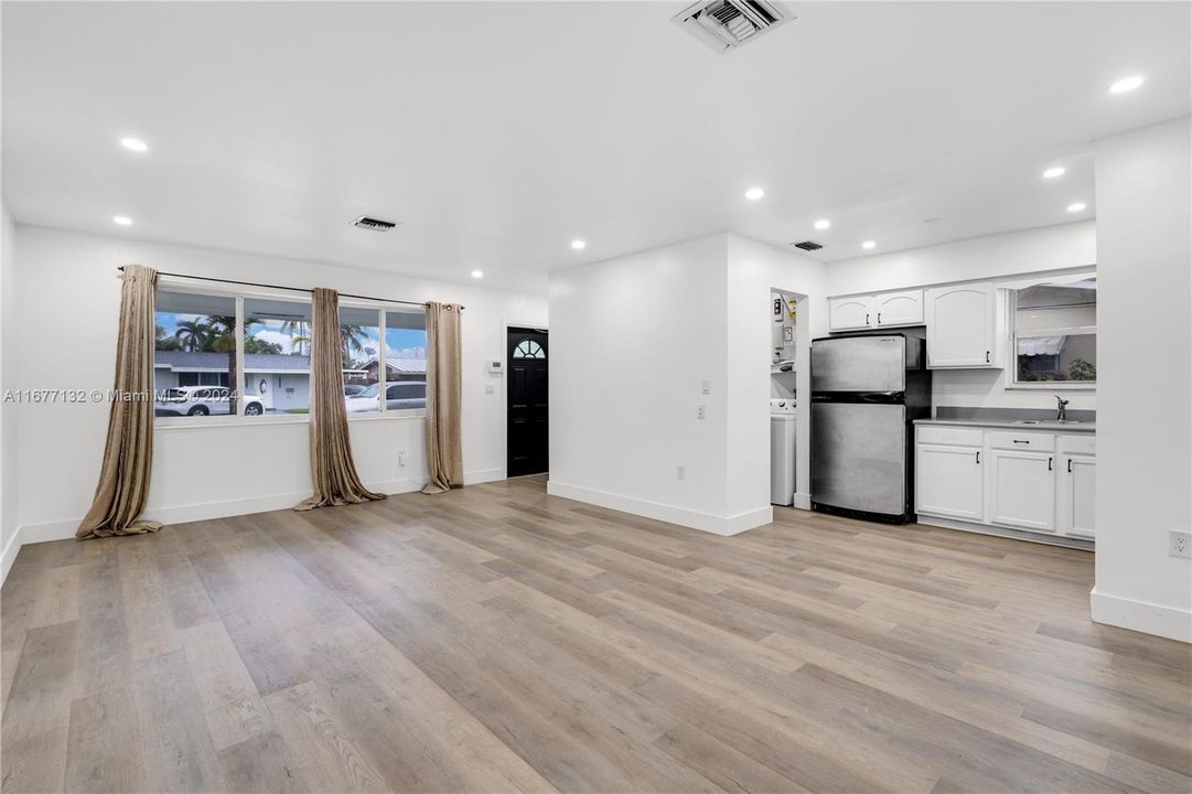 For Sale: $475,000 (2 beds, 1 baths, 897 Square Feet)