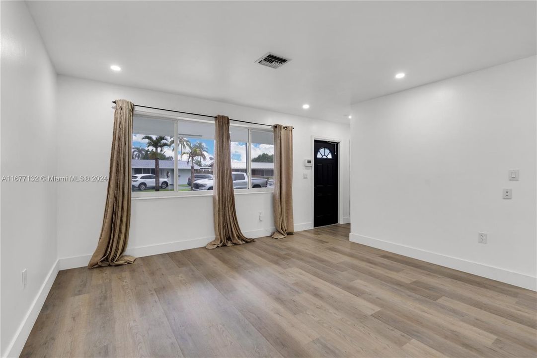 For Sale: $475,000 (2 beds, 1 baths, 897 Square Feet)