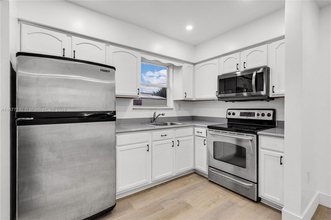 For Sale: $475,000 (2 beds, 1 baths, 897 Square Feet)