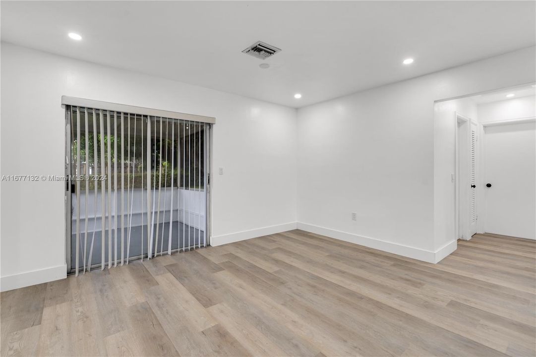 For Sale: $475,000 (2 beds, 1 baths, 897 Square Feet)