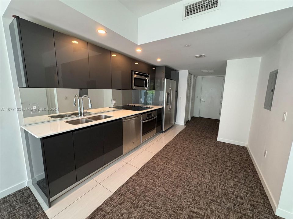 Active With Contract: $2,250 (0 beds, 1 baths, 545 Square Feet)