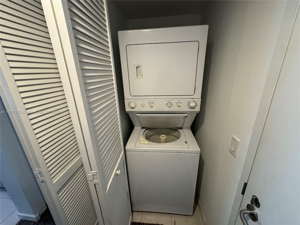 Active With Contract: $2,250 (0 beds, 1 baths, 545 Square Feet)