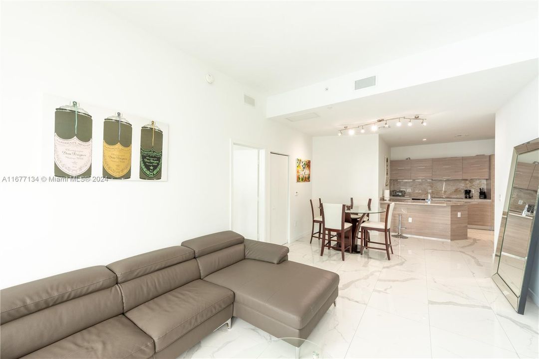 Active With Contract: $5,000 (2 beds, 2 baths, 997 Square Feet)