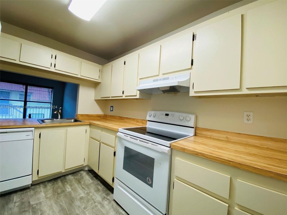 For Rent: $1,900 (2 beds, 2 baths, 754 Square Feet)