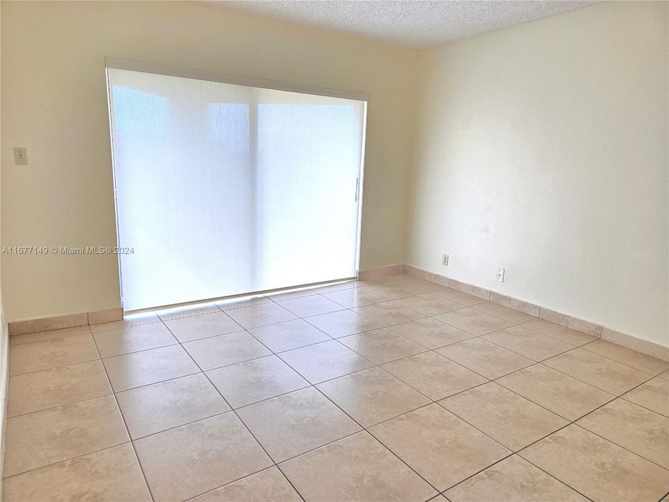 For Rent: $1,900 (1 beds, 1 baths, 710 Square Feet)