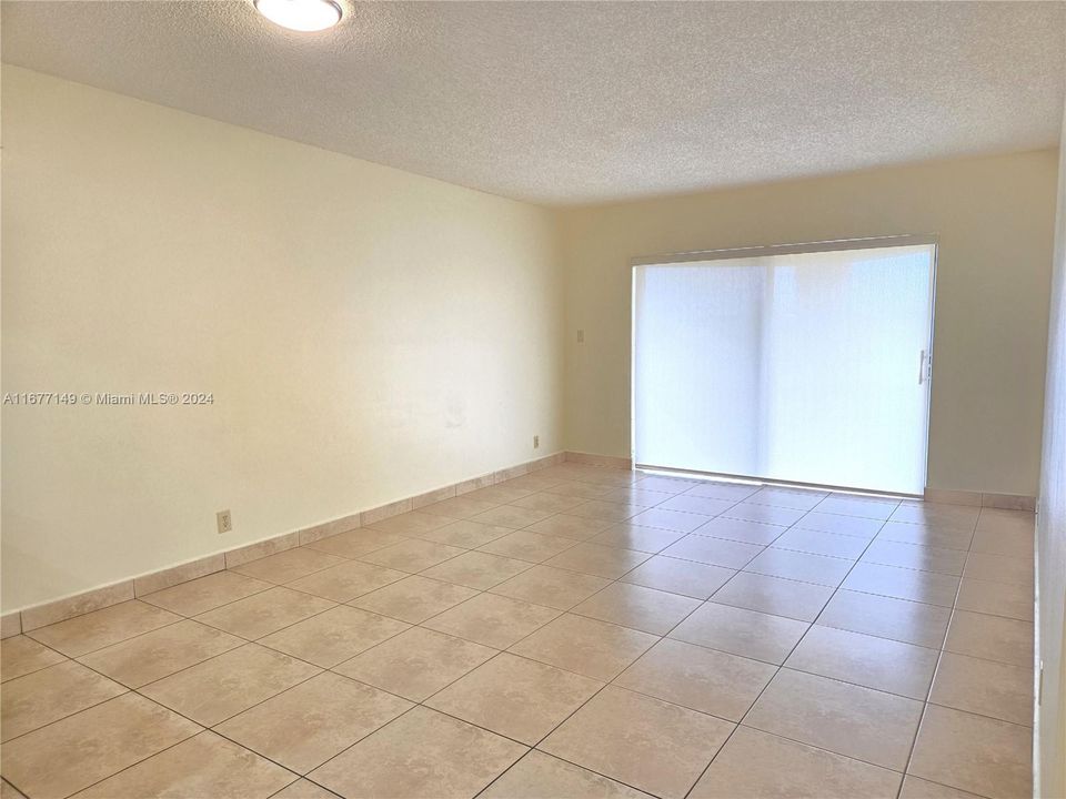 For Rent: $1,900 (1 beds, 1 baths, 710 Square Feet)