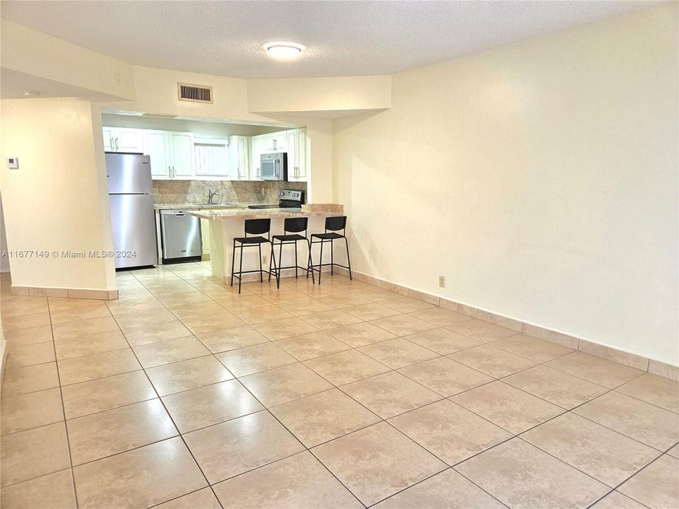 For Rent: $1,900 (1 beds, 1 baths, 710 Square Feet)