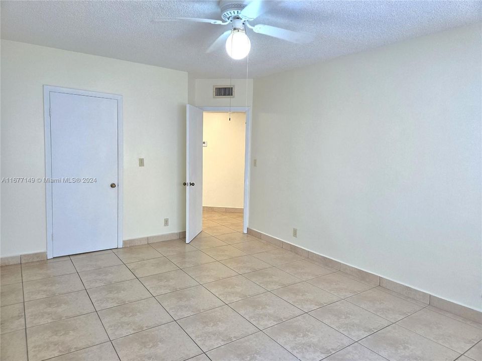 For Rent: $1,900 (1 beds, 1 baths, 710 Square Feet)