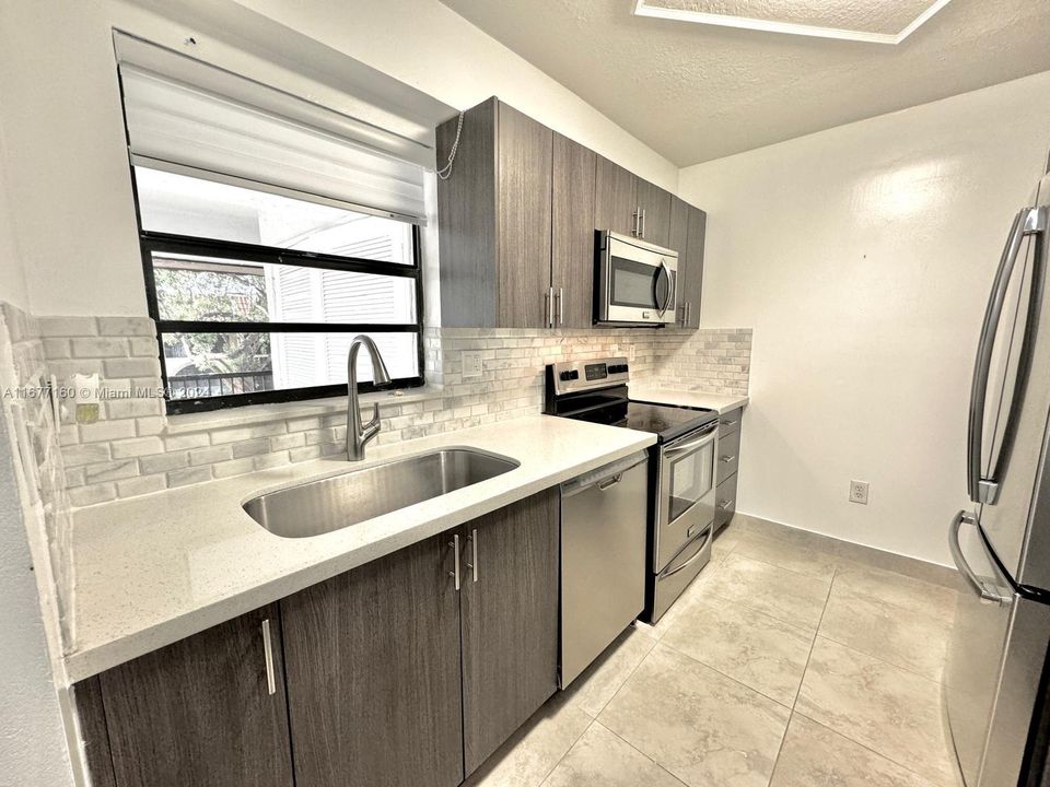 For Rent: $2,100 (1 beds, 1 baths, 915 Square Feet)