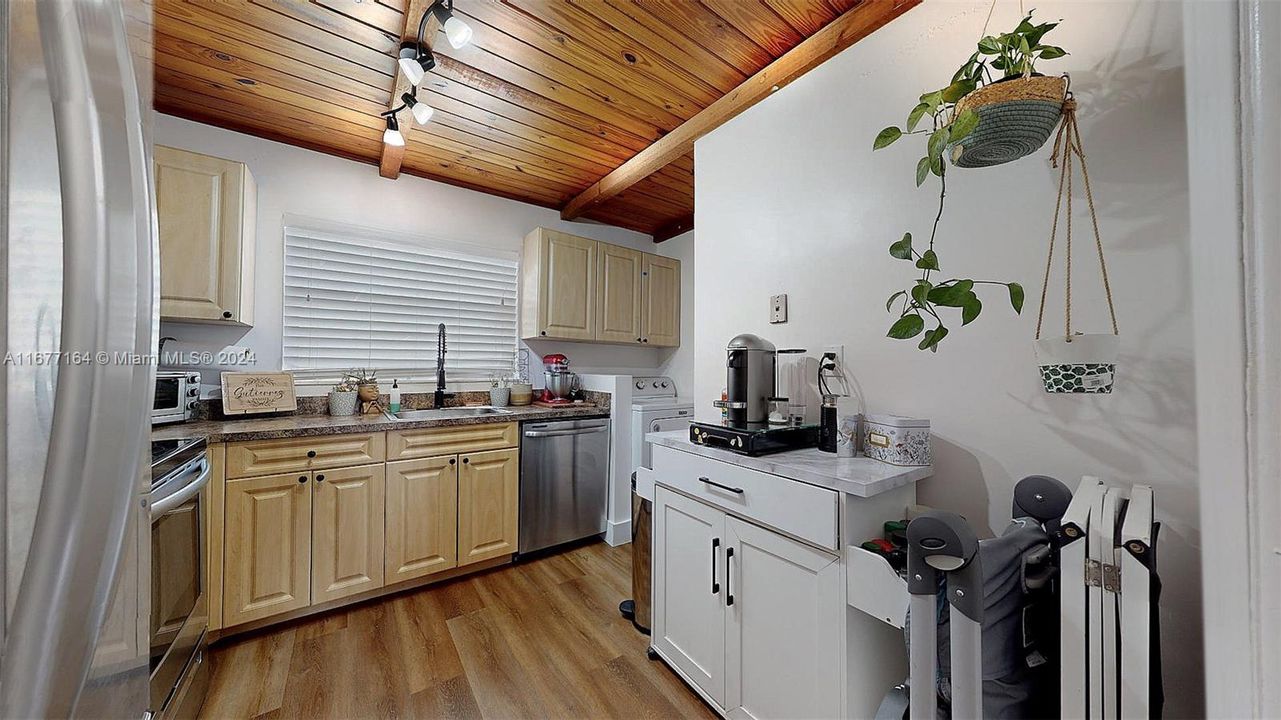 For Sale: $455,000 (2 beds, 2 baths, 1003 Square Feet)