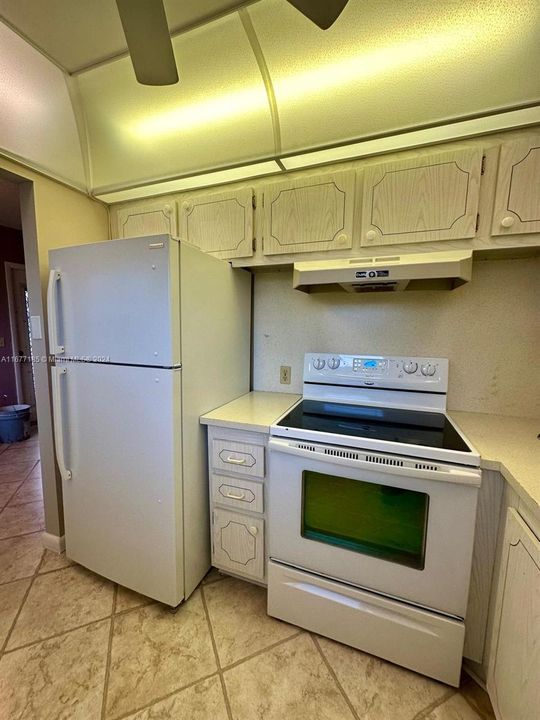 For Rent: $1,650 (2 beds, 1 baths, 835 Square Feet)