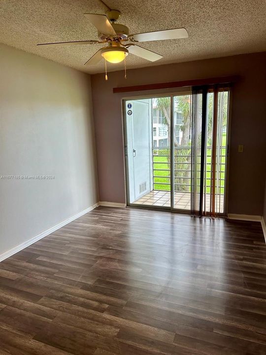 For Rent: $1,650 (2 beds, 1 baths, 835 Square Feet)