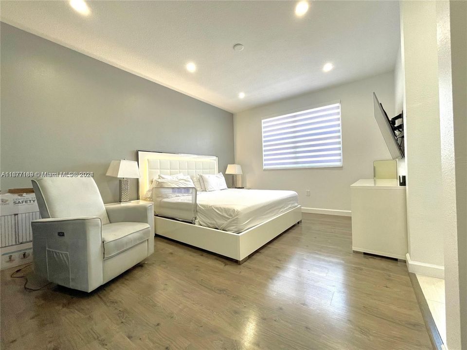 For Sale: $539,900 (2 beds, 2 baths, 1470 Square Feet)