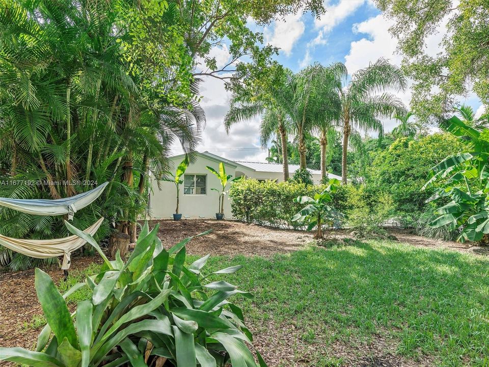 For Sale: $1,395,000 (3 beds, 2 baths, 1493 Square Feet)