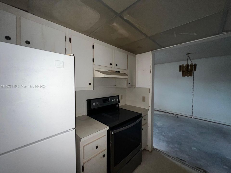 For Sale: $94,900 (1 beds, 1 baths, 811 Square Feet)