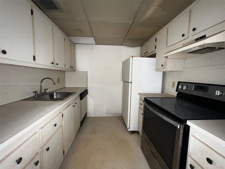 For Sale: $94,900 (1 beds, 1 baths, 811 Square Feet)