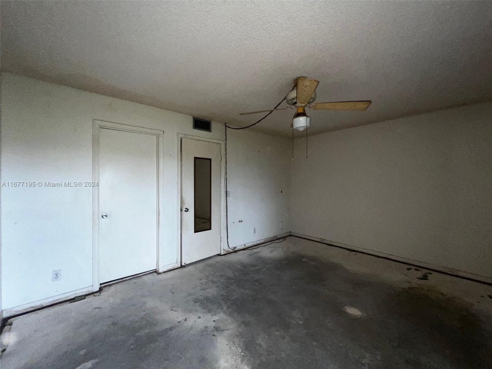 For Sale: $94,900 (1 beds, 1 baths, 811 Square Feet)