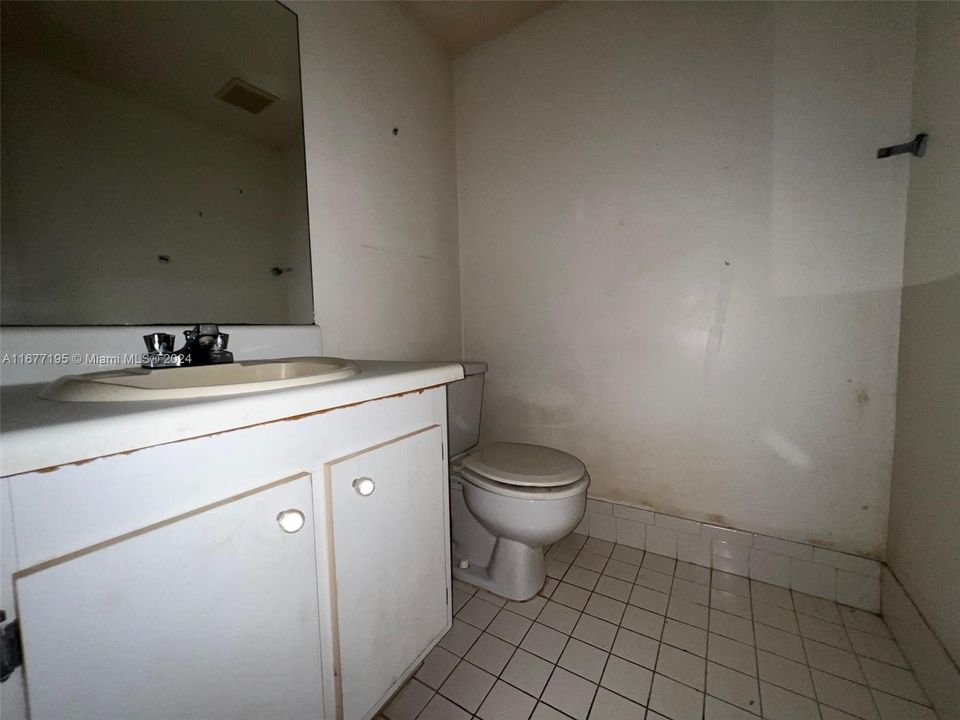 For Sale: $94,900 (1 beds, 1 baths, 811 Square Feet)