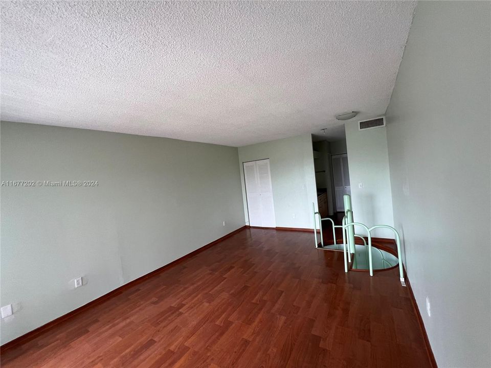 For Rent: $1,900 (1 beds, 1 baths, 746 Square Feet)