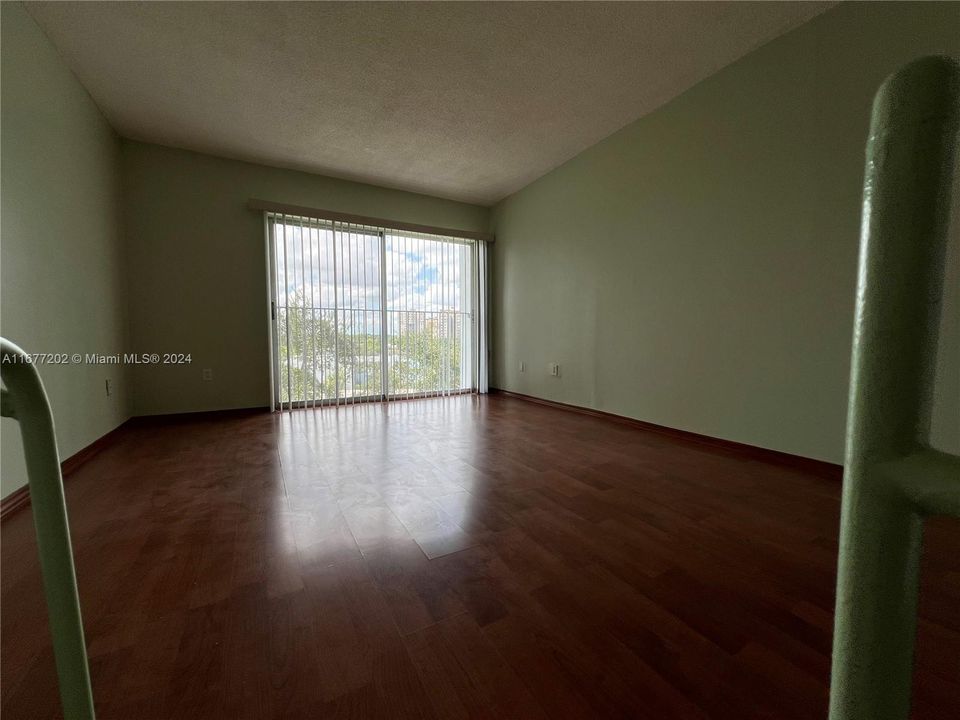 For Rent: $1,900 (1 beds, 1 baths, 746 Square Feet)