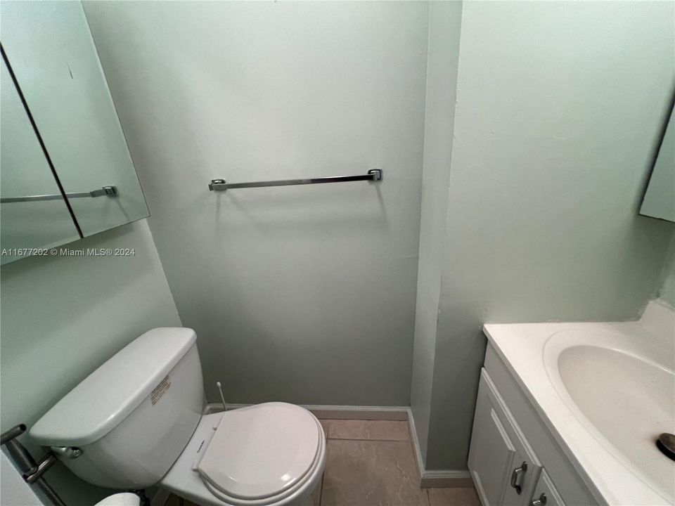 For Rent: $1,900 (1 beds, 1 baths, 746 Square Feet)