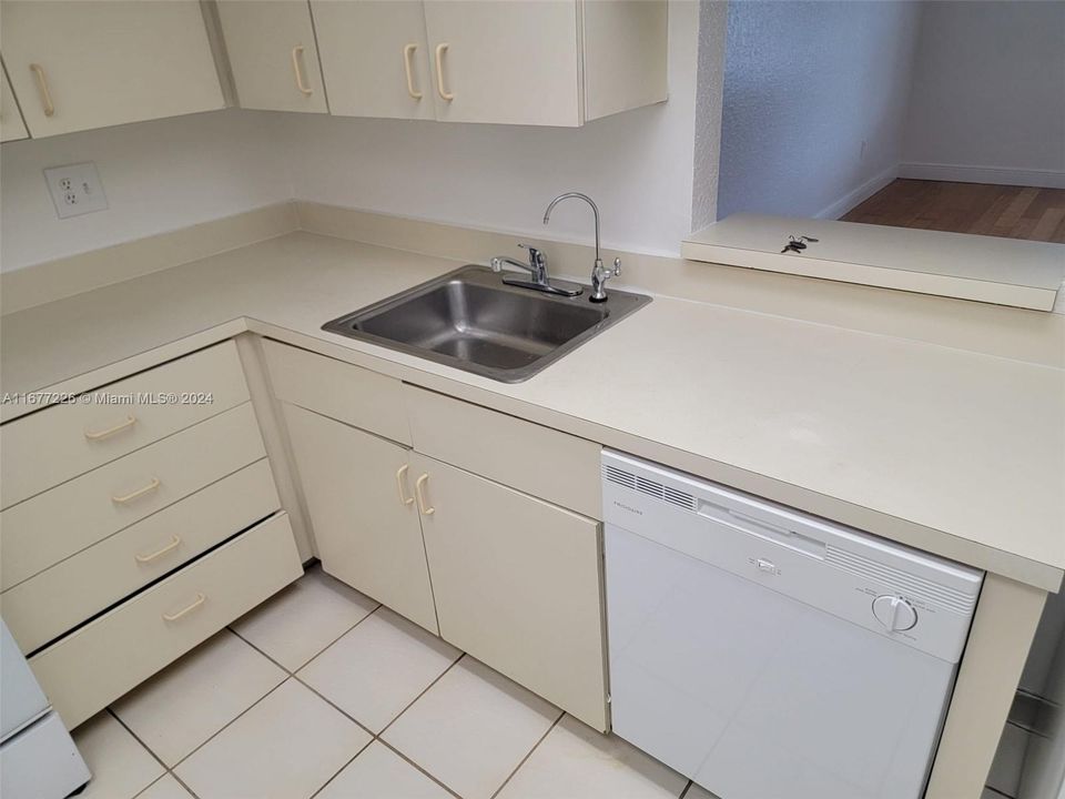 For Rent: $2,100 (2 beds, 2 baths, 950 Square Feet)