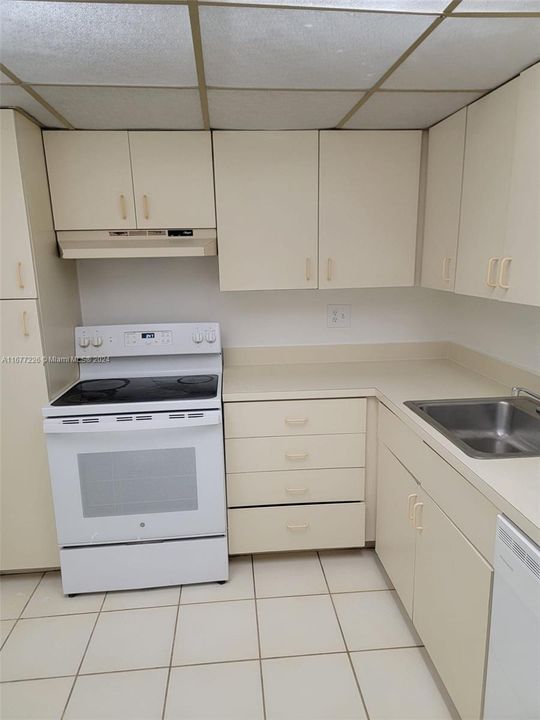 For Rent: $2,100 (2 beds, 2 baths, 950 Square Feet)