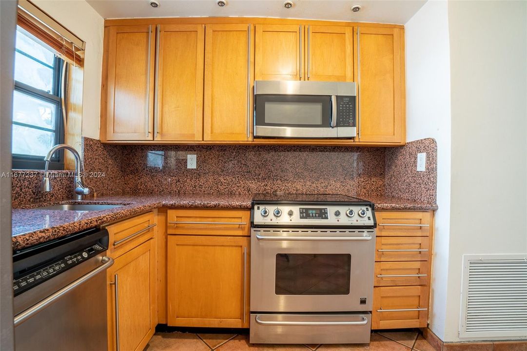 For Rent: $3,500 (2 beds, 2 baths, 933 Square Feet)