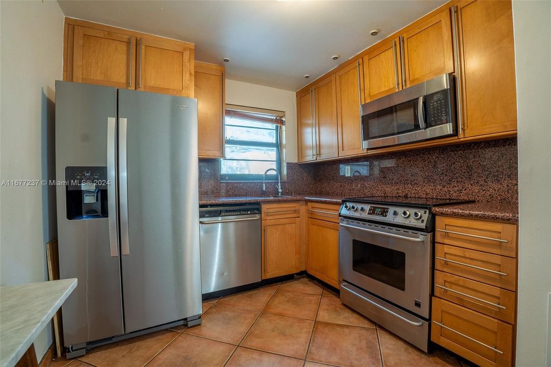 For Rent: $3,500 (2 beds, 2 baths, 933 Square Feet)