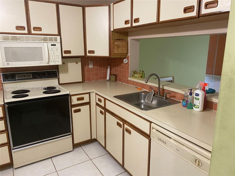 For Rent: $2,500 (2 beds, 2 baths, 1300 Square Feet)