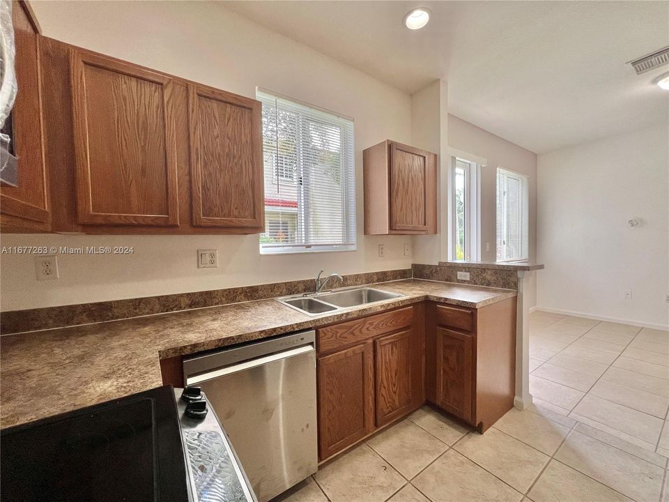 For Rent: $3,150 (4 beds, 3 baths, 1689 Square Feet)