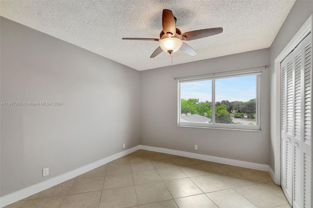 For Sale: $330,000 (2 beds, 2 baths, 924 Square Feet)