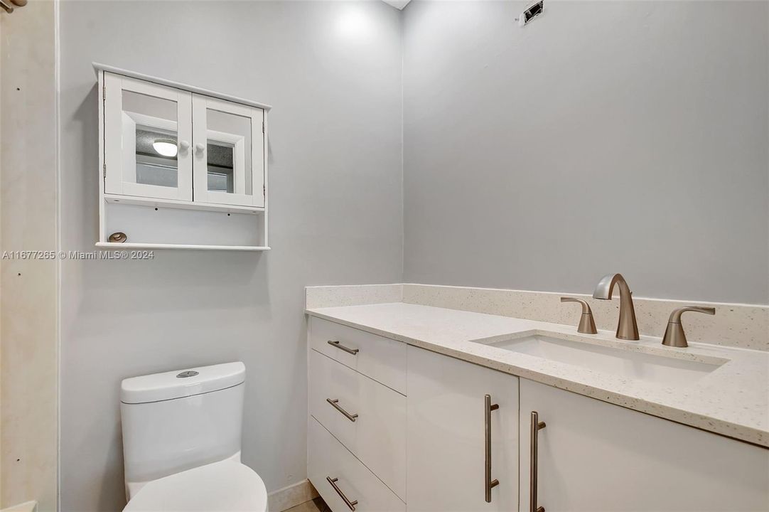 For Sale: $330,000 (2 beds, 2 baths, 924 Square Feet)