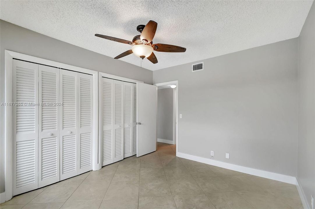 For Sale: $330,000 (2 beds, 2 baths, 924 Square Feet)