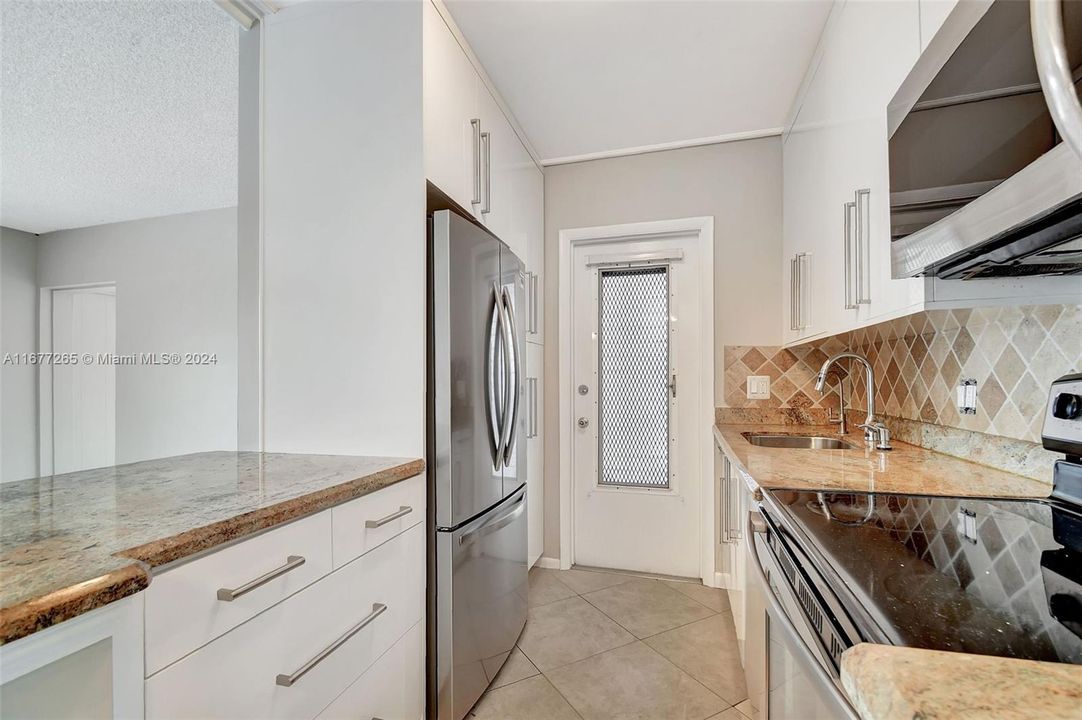 For Sale: $330,000 (2 beds, 2 baths, 924 Square Feet)