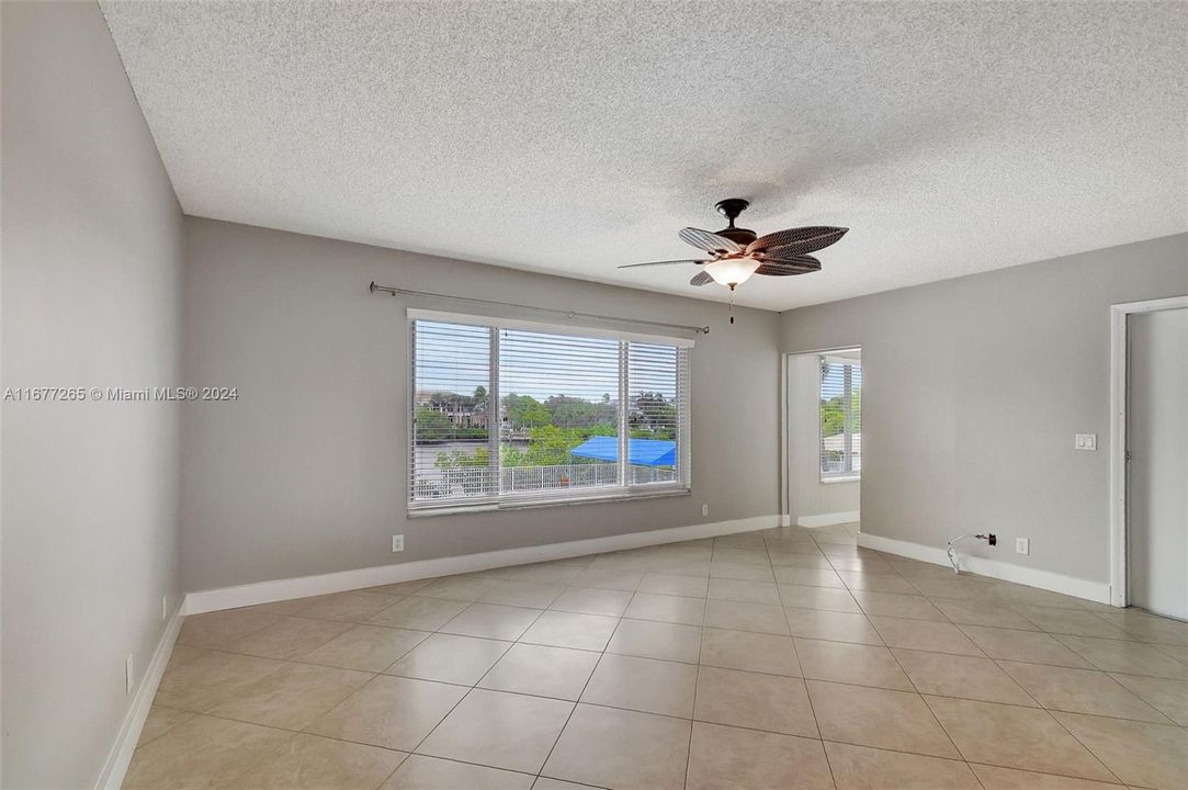 For Sale: $330,000 (2 beds, 2 baths, 924 Square Feet)