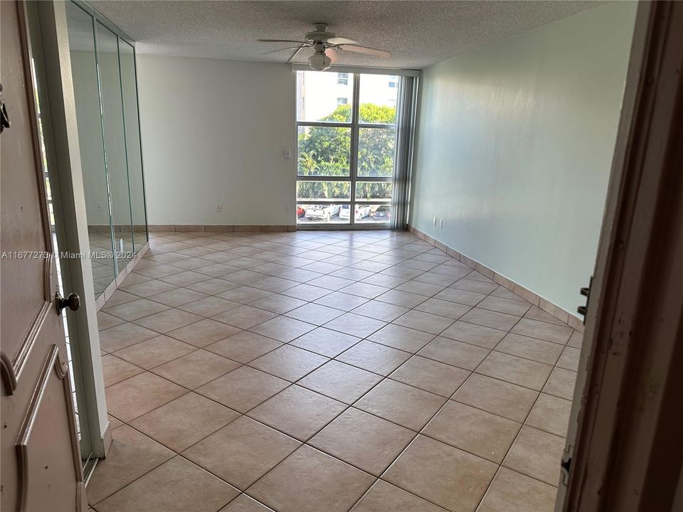 For Sale: $260,000 (1 beds, 1 baths, 725 Square Feet)