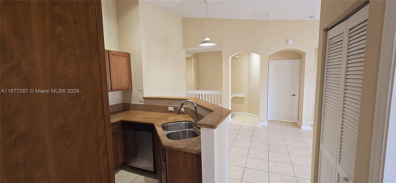 For Rent: $2,200 (2 beds, 2 baths, 1022 Square Feet)