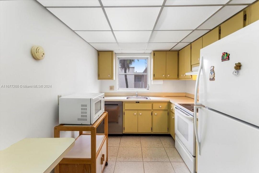 For Sale: $259,000 (1 beds, 1 baths, 809 Square Feet)