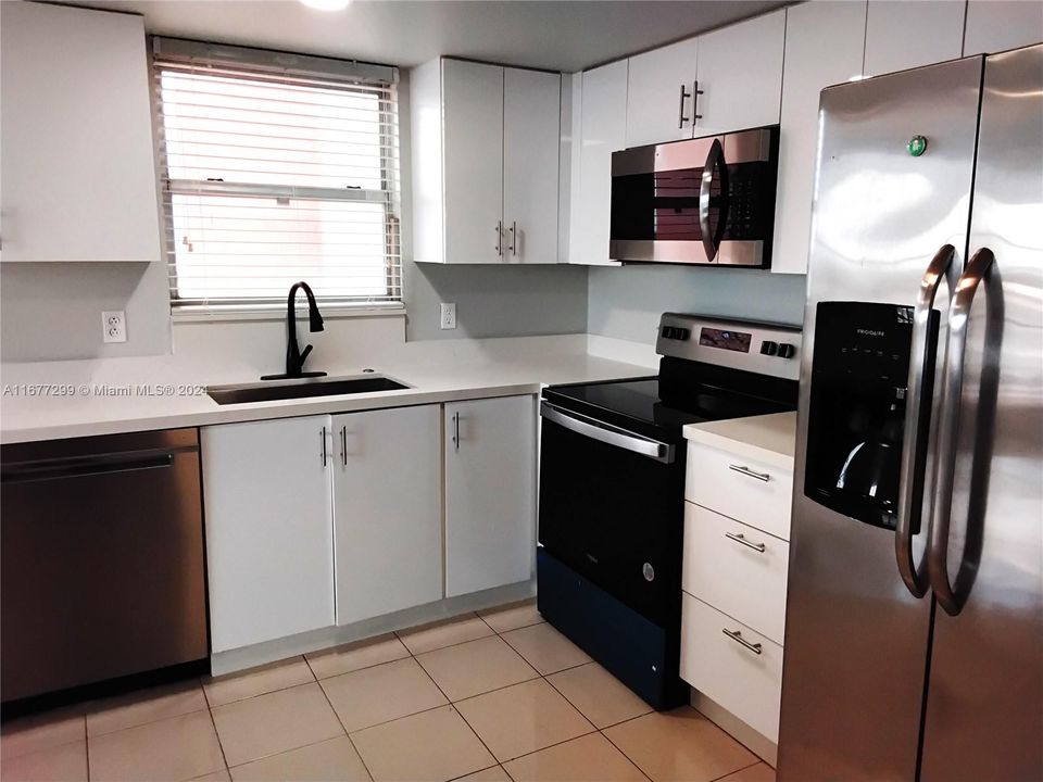 For Rent: $2,300 (2 beds, 2 baths, 1140 Square Feet)