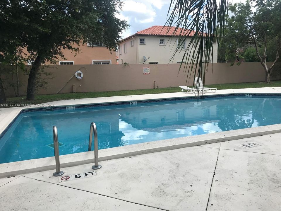 For Rent: $2,400 (2 beds, 2 baths, 965 Square Feet)